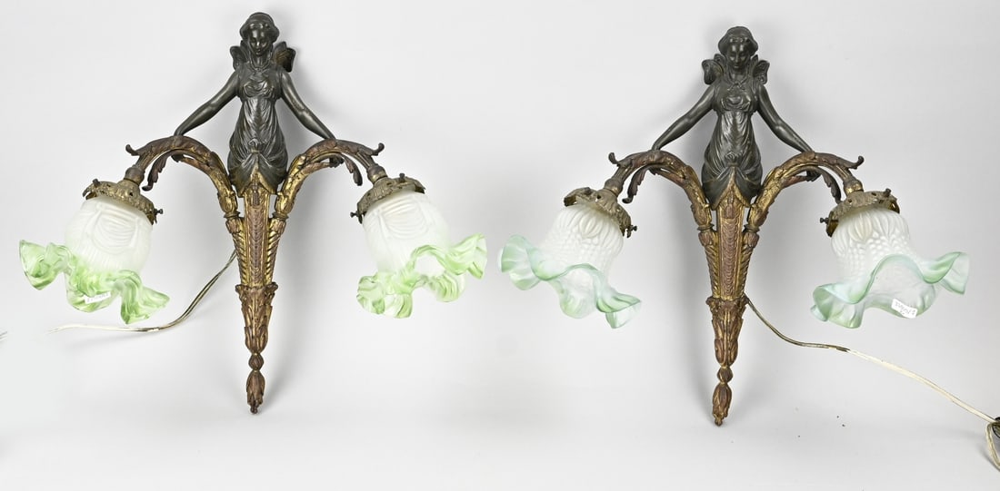 2x Antique wall lamp, 1900: Two beautiful antique bronze wall lamps with forest nymphs. Circa 1900. Dimensions: 41 x 45 x 20 cm. In good condition.