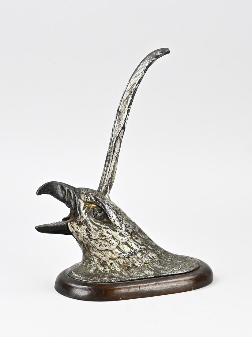 Antique nutcracker: Antique nutcracker on a polychrome mahogany plaque. Head of a bird of prey. Circa 1920. Dimensions: 27 x 17 x 10 cm. In good condition.