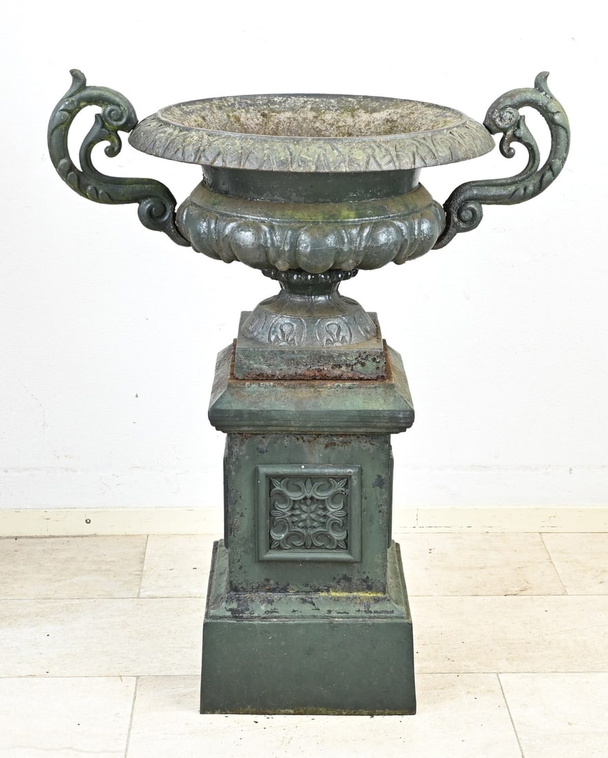 Garden vase on console, 101 x Ø 52 cm.: Old cast iron garden vase on a console. 20th century. Dimensions: H 101 x Ø 52 cm. In good condition.