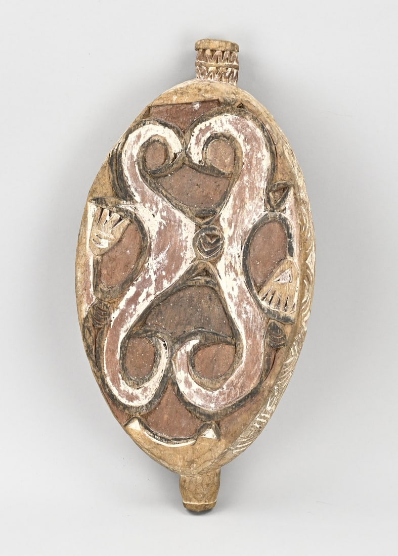 Asmat shield: Old Asmat shield with carving + original patina. New Guinea. 20th century. Dimensions: 42 cm. In good condition.