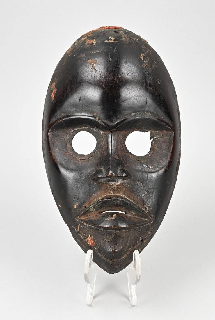 African mask, 23 cm.: Original African Jakpai-Dan mask. Ivory Coast or Liberia. First half of the 20th century. Used for special rituals. With mounting holes. Signs of wear. Dimensions: 23 cm. In good condition.