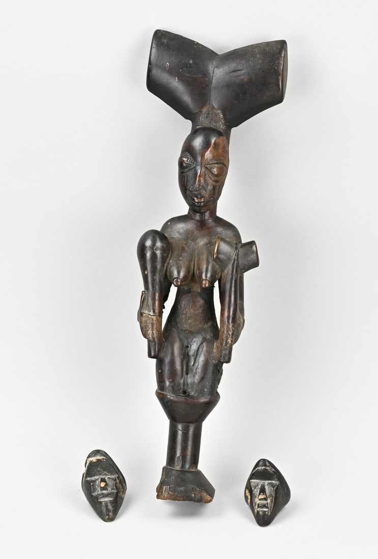 Sango Staff Yoruba Nigeria/Benin: Authentic African Sango staff Yoruba Nigeria/Benin + two hardwood heads. First half of the 20th century. Dimensions: 6 x 40 cm. In good condition.