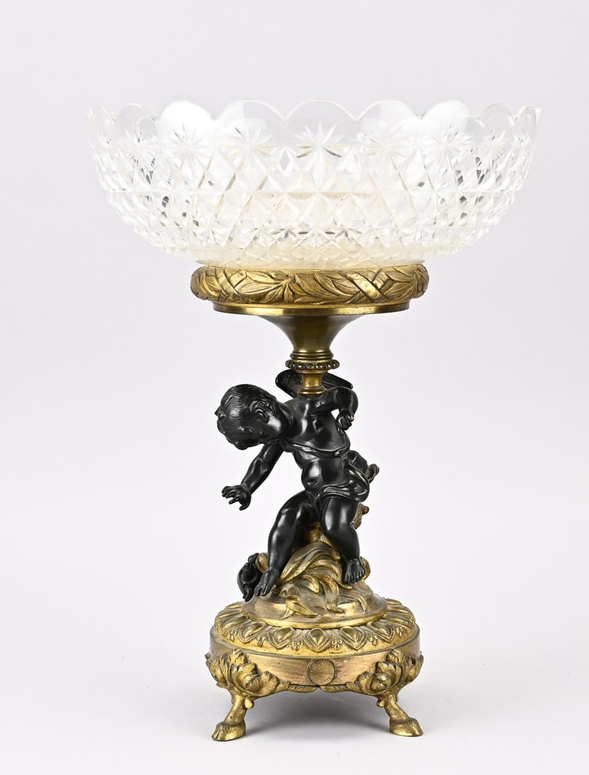 Antique tazza, 1900: Antique bronze tazza with crystal glass. With putti + turtle. Signed H. Luppens Bruxelles. Circa 1900. Dimensions: H 35 x Ø 25.5 cm. In good condition.
