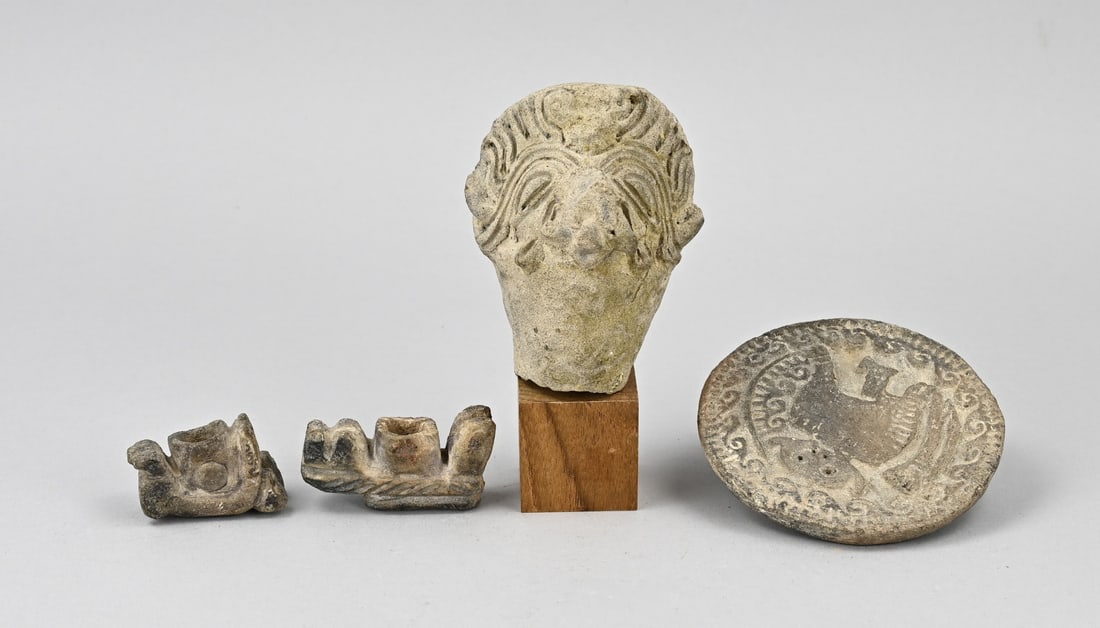 Pre-Columbian Lot (4x): Four terracotta pieces. South American, pre-Columbian. Including: 2x Tobacco pipe. 1x Medallion with monkey. 1x Mythical creature. Dimensions: 4.5 x 10.3 cm. In good condition.