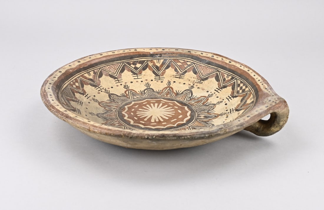 Terracotta bowl Ø 31.5 cm.: Antique South American terracotta bowl with original polychromy. 19th century or older. Dimensions: H 6.5 x Ø 31.5 cm. In good condition.