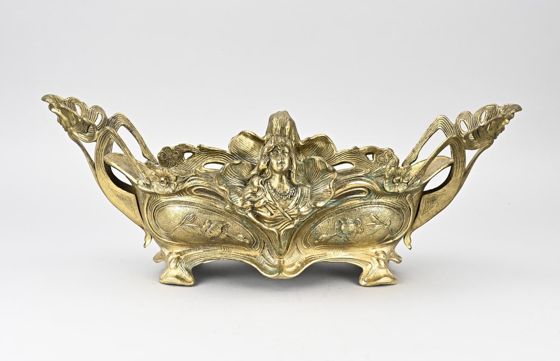 Brass bowl (Art Nouveau): Art Nouveau style brass jardiniere with female busts and floral whiplash decoration. Second half of the 20th century. Dimensions: 19 x 49 x 18 cm. In good condition.