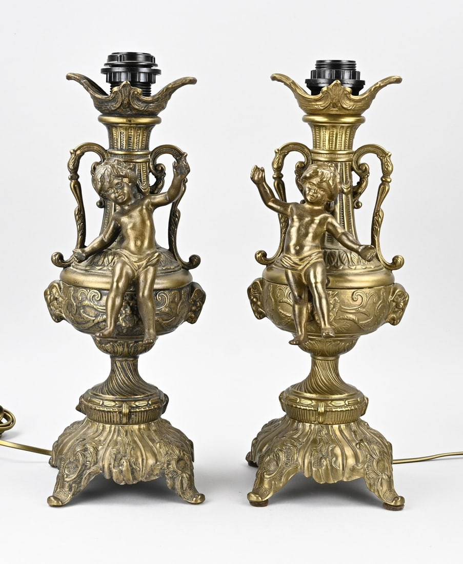2x Table lamp with putti, H 43 cm.: Two heavy brass table lamps with putti. Second half of the 20th century. Dimensions: H 43 cm. In good condition.