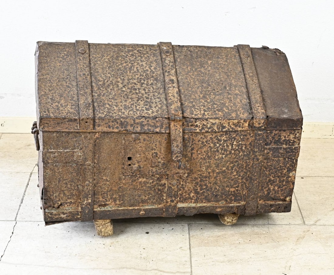 18th-century coach chest: 18th-century wooden coach chest with original metal fittings. Patina. Dimensions: 44 x 68 x 39 cm. In good condition.