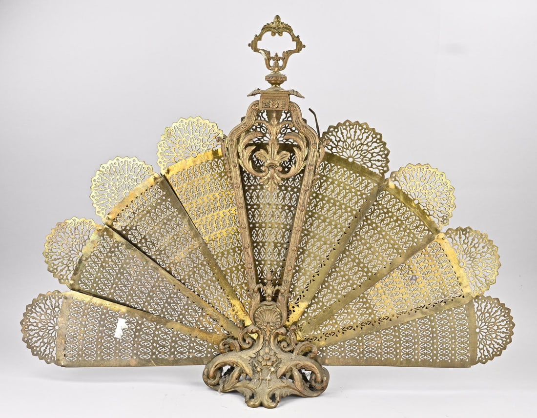 Fireplace screen (brass): Antique openwork brass fan-shaped fireplace screen. Late 19th century. Dimensions: 69 x 91 cm. In good condition.