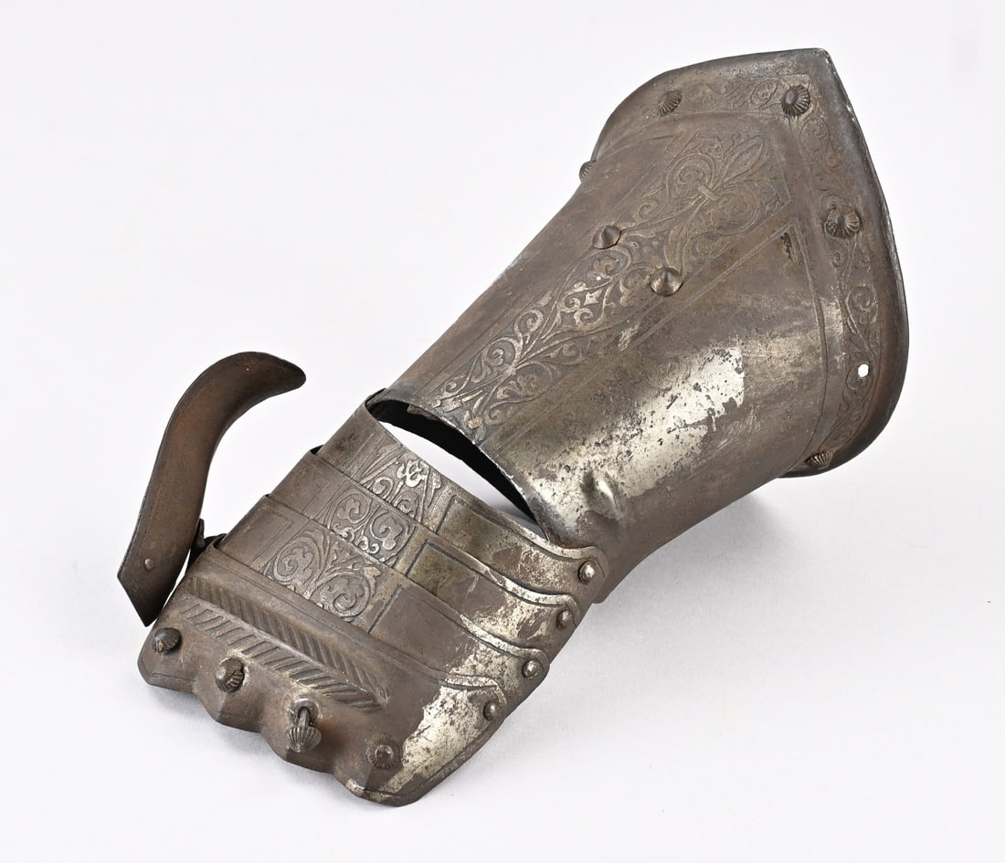 16th-century iron part of armor (handguard): 16th-century iron armor piece, handguard with hinged joints. Dimensions: 26 cm. In good condition.