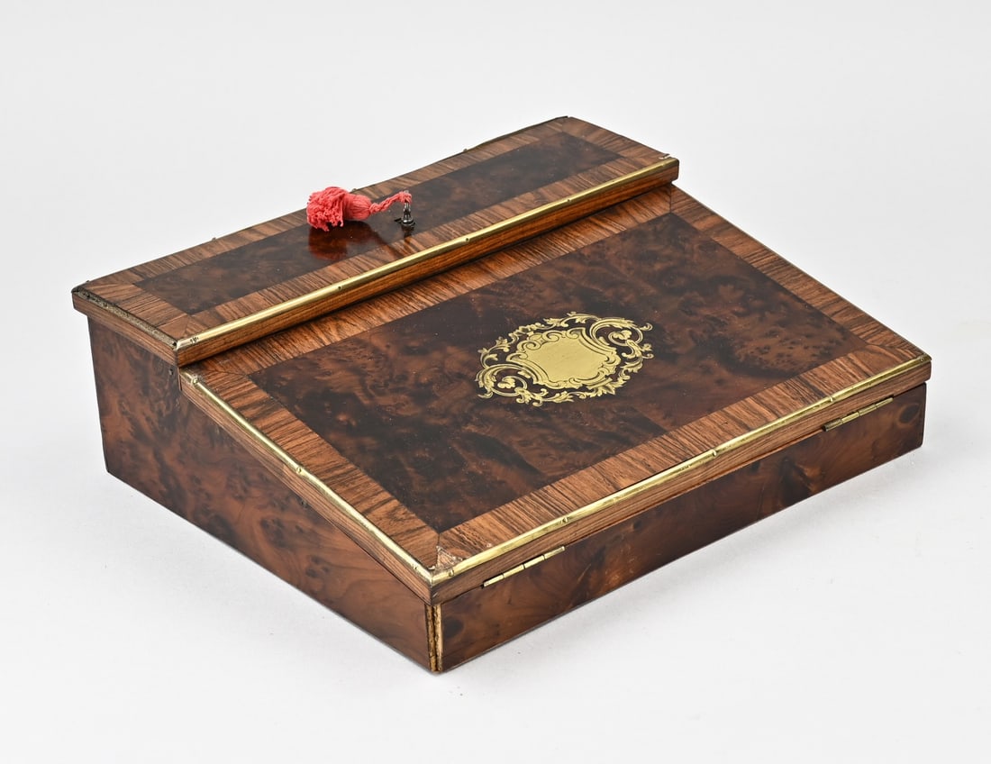 Note writing box: Antique French walnut Boulle writing box with key. 19th century. Dimensions: 9 x 27 x 22 cm. In very good condition.