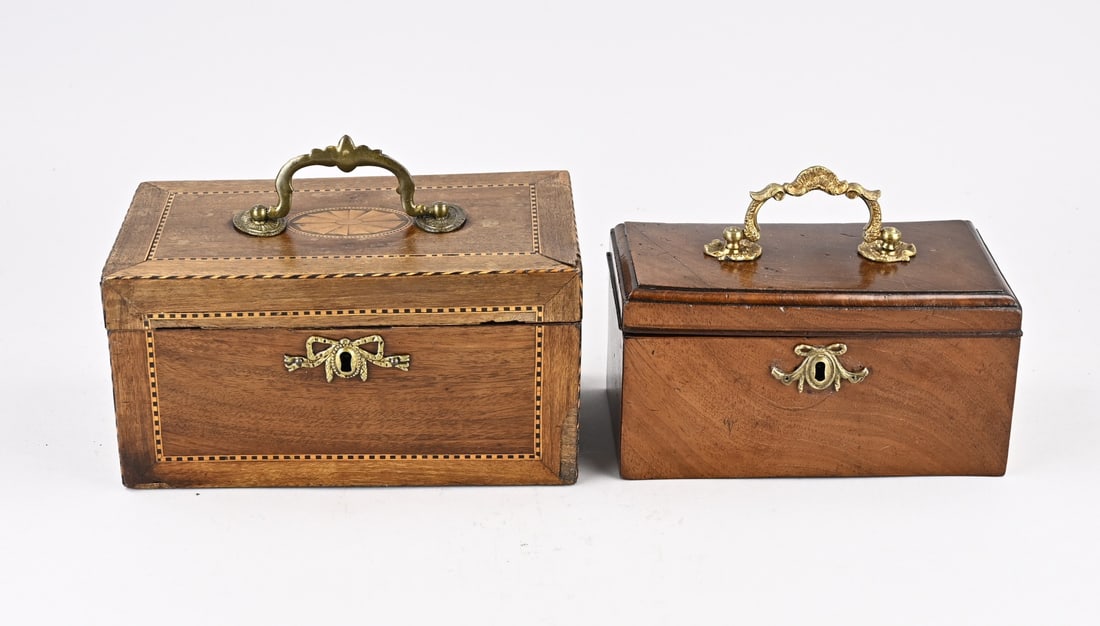 2x 18th-century tea chests: Two 18th-century tea chests. 1x Mahogany with original bronze fittings and lock. 1x Mahogany with inlay, original bronze fittings and lock, hinges missing. Dimensions: 20 - 23 cm. In good condition.