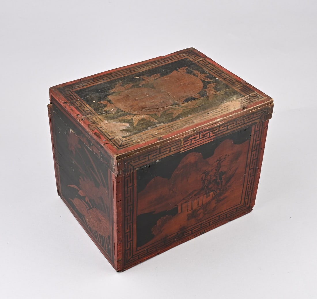 Oriental tea chest: Antique Oriental, hand-painted tea chest with VOC base mark. Dimensions: 26 x 34 x 22 cm. In good condition.