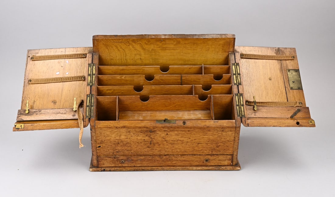 English travel secretary, 1900: Antique English oak travel secretary, with drawer and letter holders. Circa 1900. Dimensions: 32 x 37 x 20 cm. In good condition.