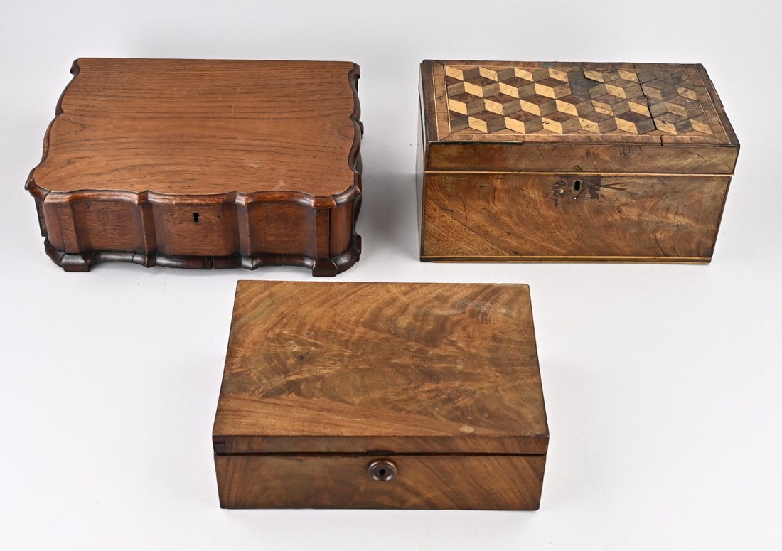 3x Antique small box: Three antique boxes. 18th - 19th Century. 1x Baroque, contoured, oak, no lock, no hinges. 1x Marquetry, diamond decoration, veneer damage. 1x Mahogany, good. Dimensions: 28 - 34 cm. In fair/good