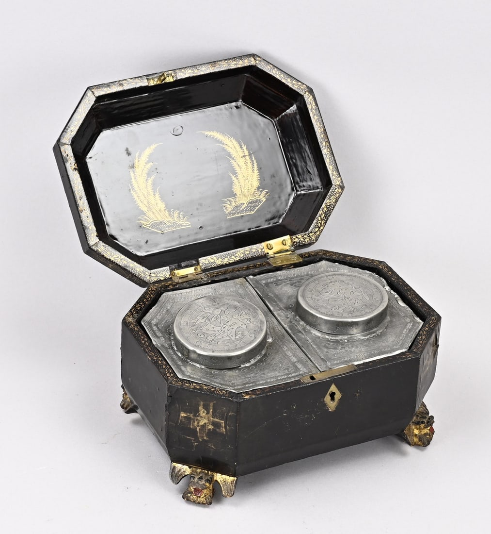 Chinese tea box: Antique Chinese lacquerware tea chest with interior, containing two pewter tea caddies with engraved lids and inner lids with knobs. 19th century. Dimensions: 13 x 16 x 22 cm. In good condition.
