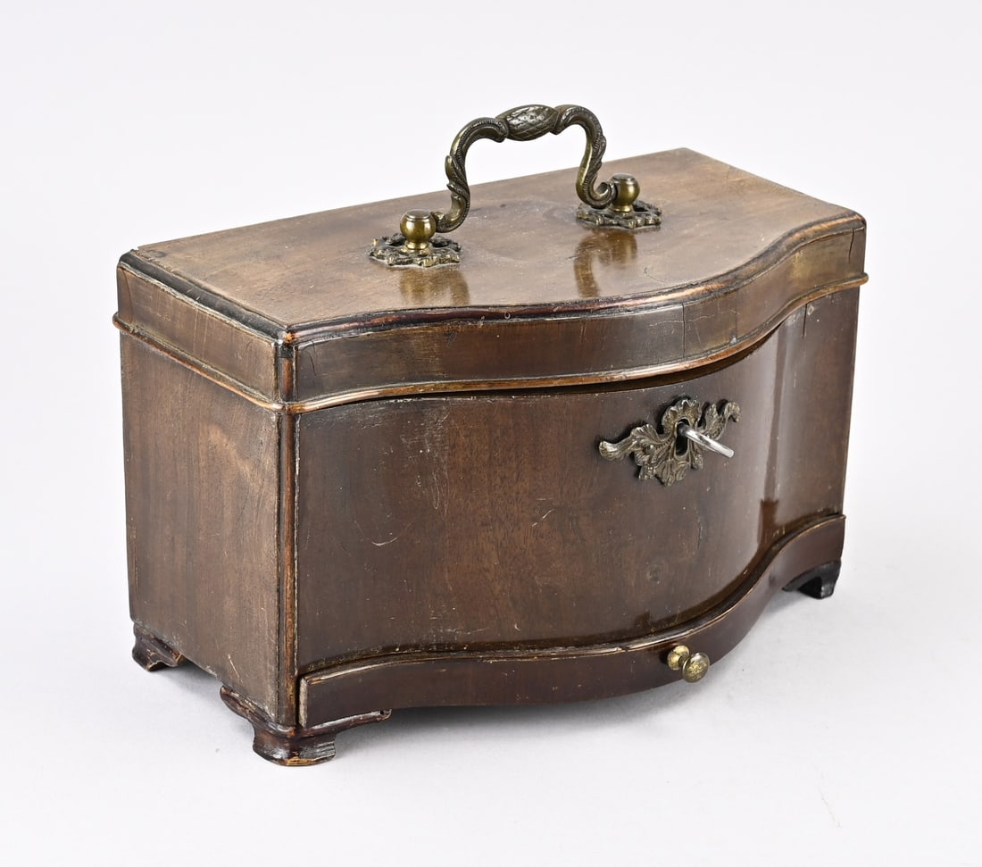 Dutch tea box: 18th-century Dutch mahogany tea chest with drawer and three brass tea compartments. Dimensions: 15 x 23 x 13 cm. In good condition.