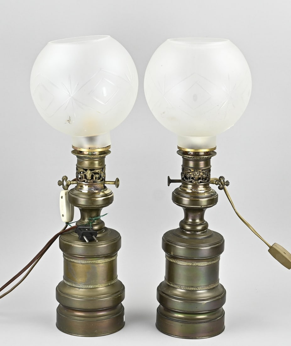 2x Table lamp, H 54 cm.: Two old copper table lamps (formerly oil lamps). 20th century. Dimensions: H 54 cm. In good condition.