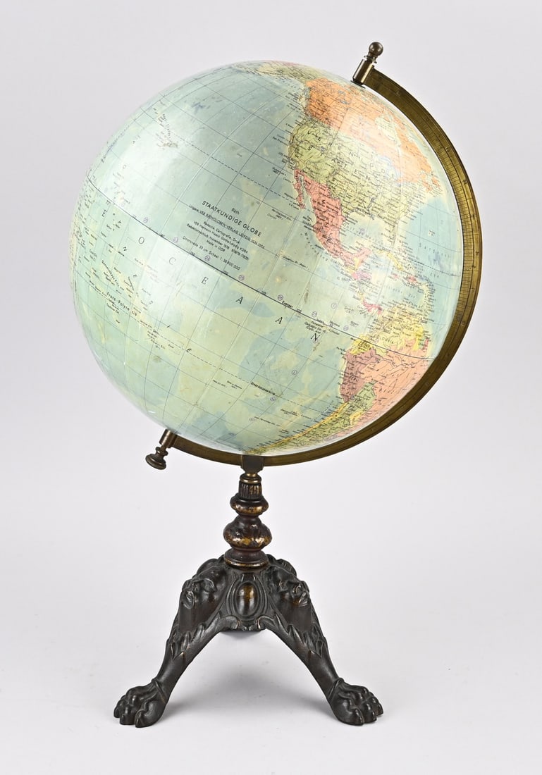 Globus (cast iron base): Antique globe on a cast iron base. Räth political globe. Rath Globen-Verlag-Leipzig. Dimensions: 59 cm. Wedding globe + base. In good condition.