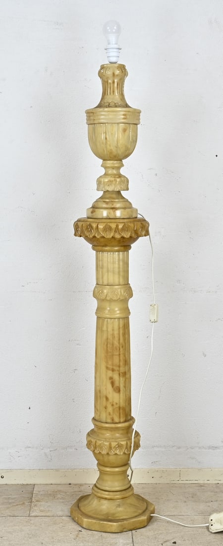 Alabaster pedestal with table lamp: Italian alabaster pedestal with table lamp. Second half of the 20th century. Dimensions: H 166 cm. In good condition.
