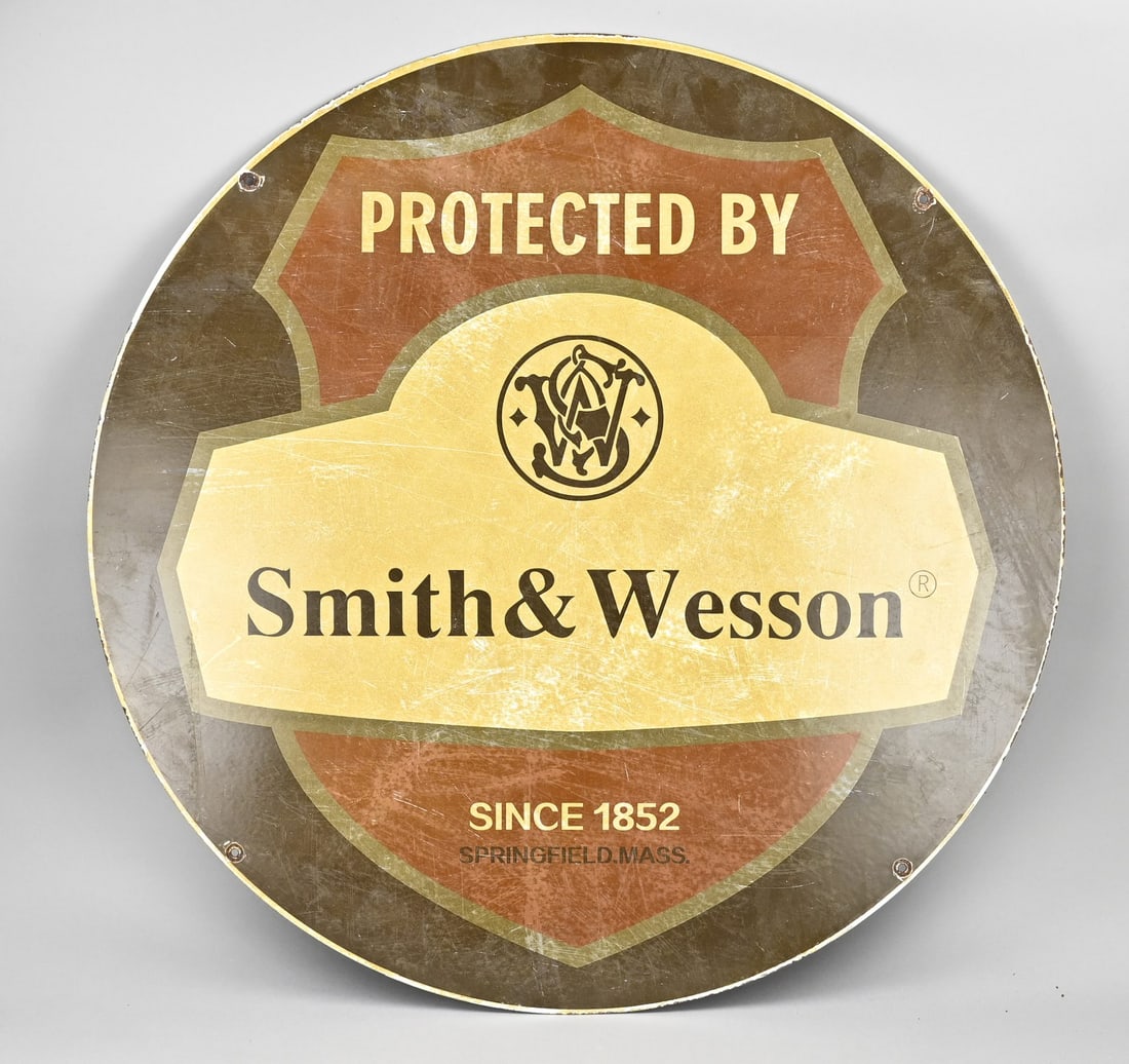 Enamel advertising sign: Large American enamel advertising sign by Smith & Wesson. Dimensions: Ø 75.5 cm. In good condition.