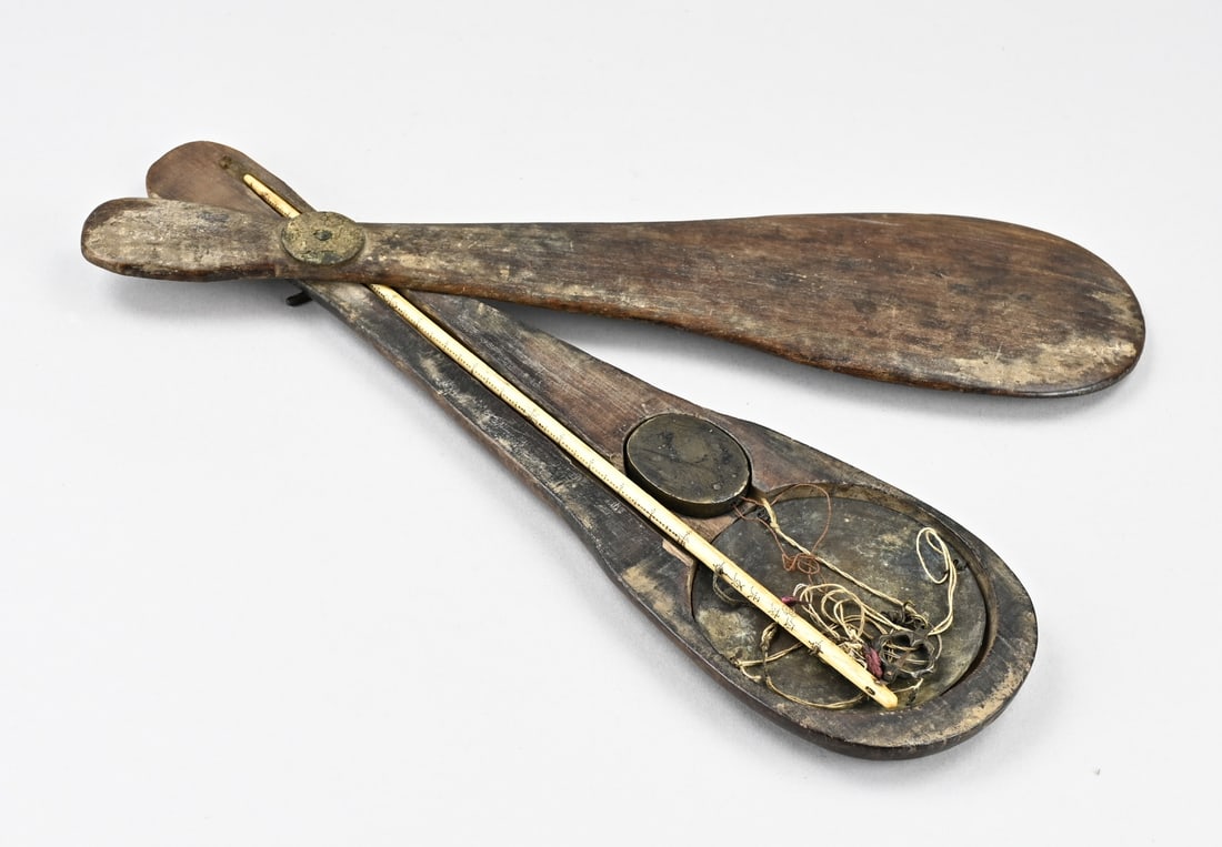 Chinese opium scale: Antique Chinese bronze opium scale with bone + text, in a hardwood holder. 18th - 19th century. Dimensions: 36 cm. In good condition.