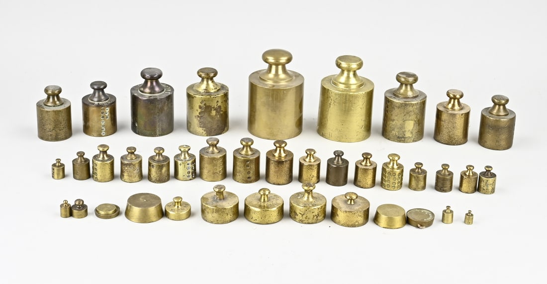 Lot with antique bronze weights: Large lot of antique bronze weights (for balance scales). Most calibrated. Size: 1 - 10 cm. In good condition.