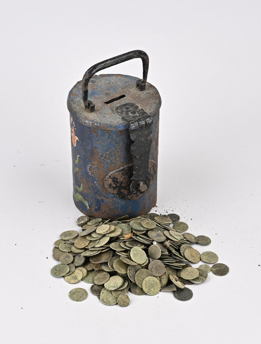 Antique offering box + money: 18th-century Dutch ecclesiastical offertory collection/money cassette made of iron, with original polychrome tulips. Filled with Dutch coins. Dimensions: 18 cm. In good condition.