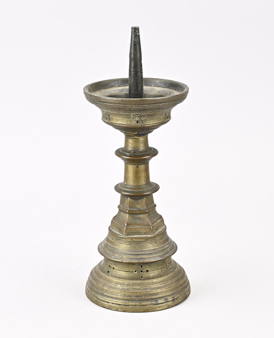 Antique candlestick: Heavy, antique bronze candlestick. Gothic. Dimensions: 28 cm. In good condition.
