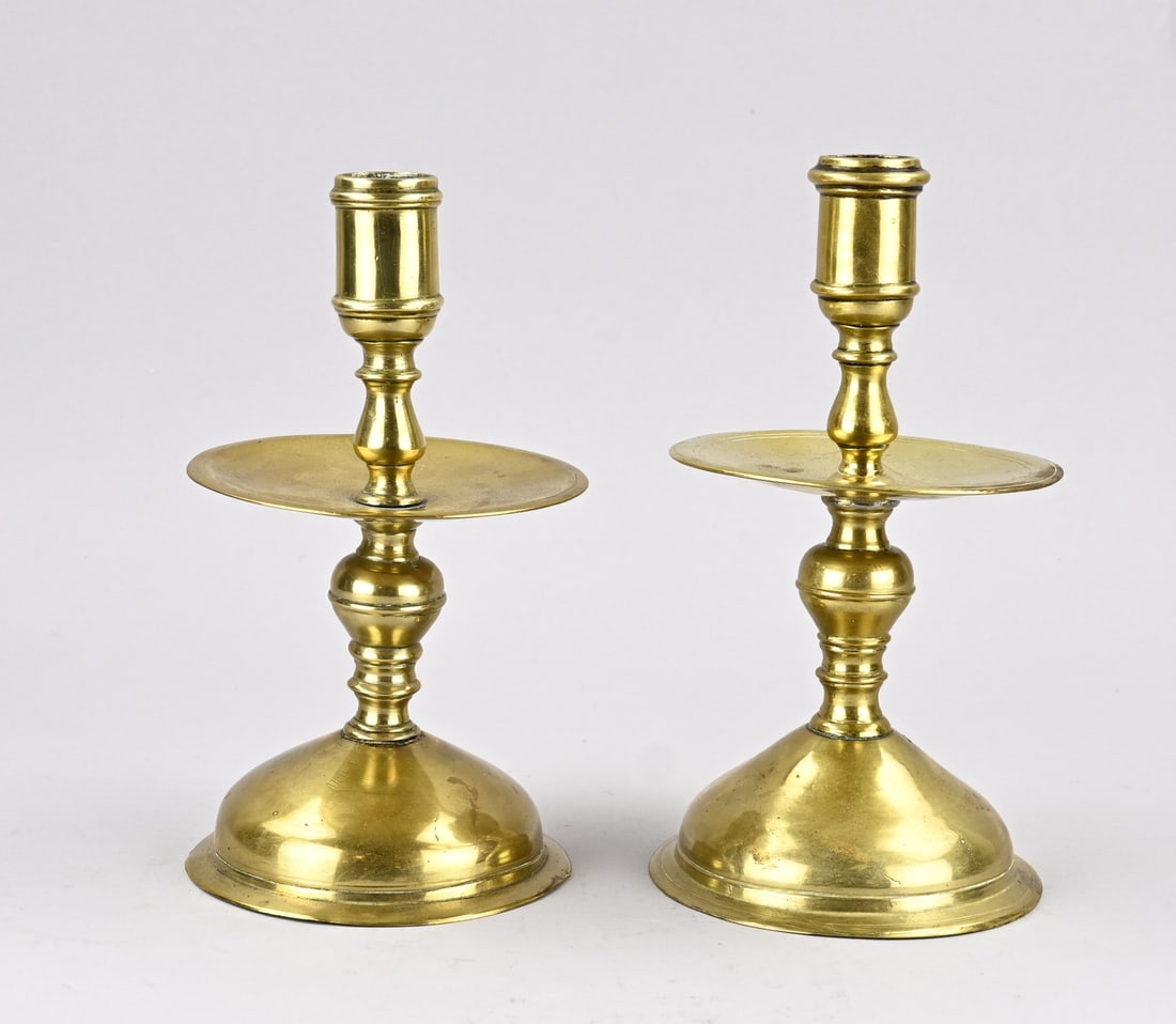 2x Antique disc candlestick: Set of antique bronze disc candle holders. Dimensions: H 24.5 cm. Older restoration. In fair condition.