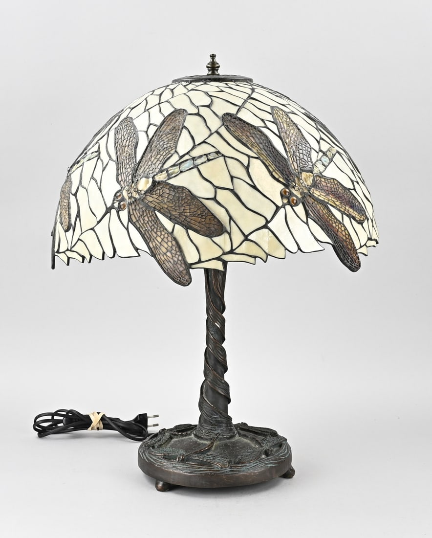 Tiffany-style lamp Ø 44 cm.: Old stained-glass lamp, Tiffany style. With metal lamp base and dragonfly decoration in the shade. Second half of the 20th century. Dimensions: H 56 x Ø 44 cm. In good condition.