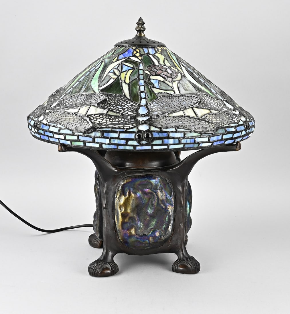 Tiffany-style lamp: Old stained-glass lamp, Tiffany style. With a metal lamp base and dragonfly decoration in the shade. Second half of the 20th century. Dimensions: H 49 x Ø 40 cm. In good condition.