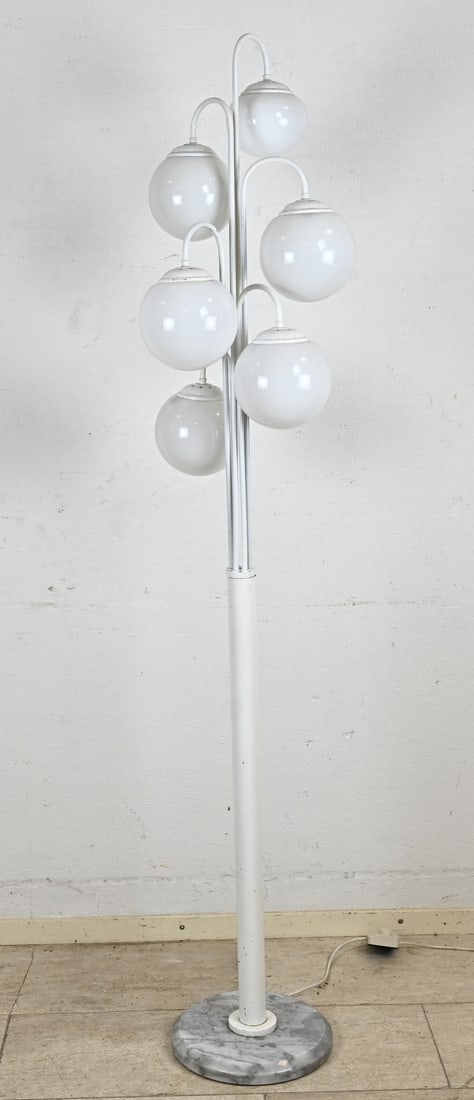 Floor lamp, H 179 cm.: White, space-age style 1970s floor lamp with a marble base. Dimensions: H 179 cm. In good condition.