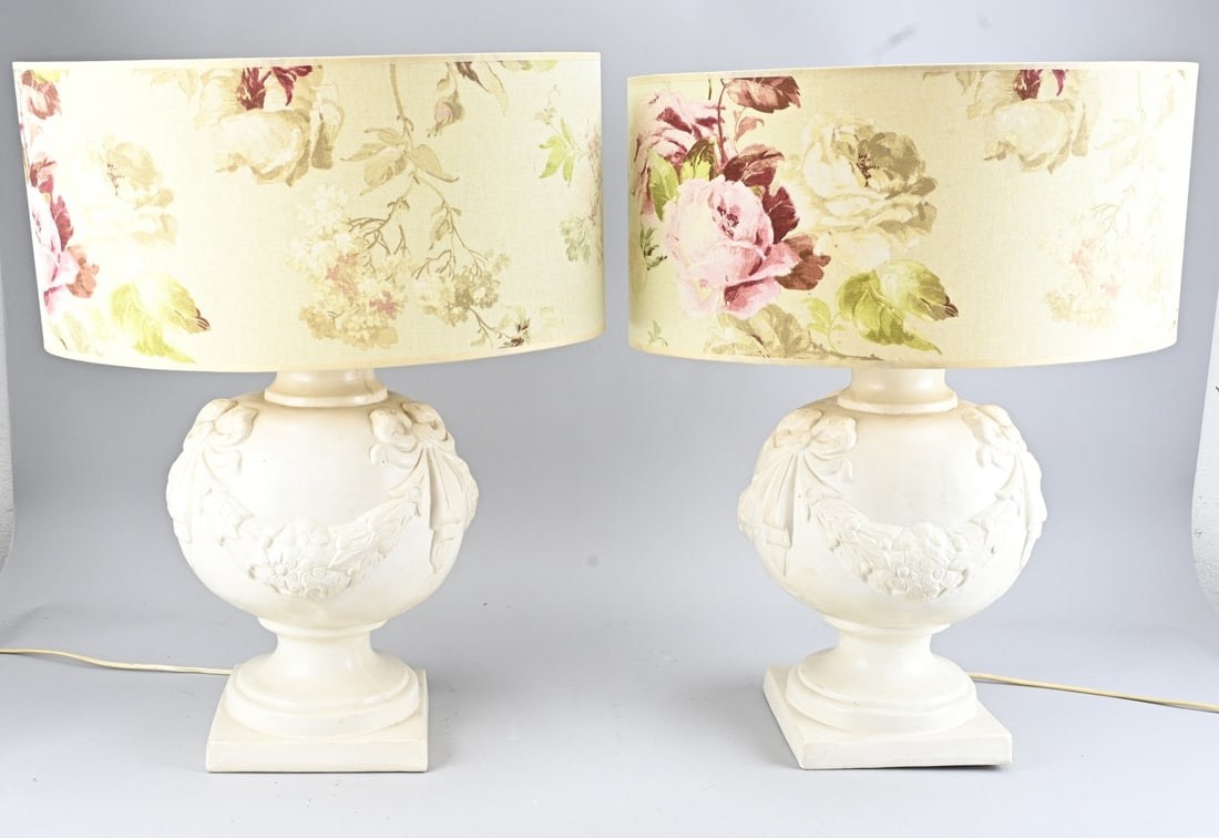 2x Table lamp, H 58 cm.: Two table lamps with floral lampshades. Second half of the 20th century. Dimensions: H 58 cm. In good condition.