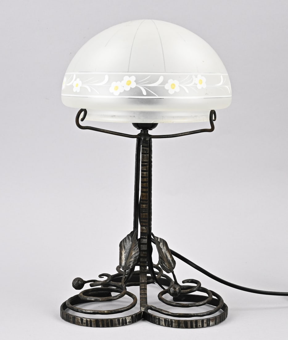 French lamp base, H 39 cm.: Wrought iron table lamp from the 1930s, with a convex glass shade. Possibly Schneider France. Dimensions: H 39 cm. In good condition.
