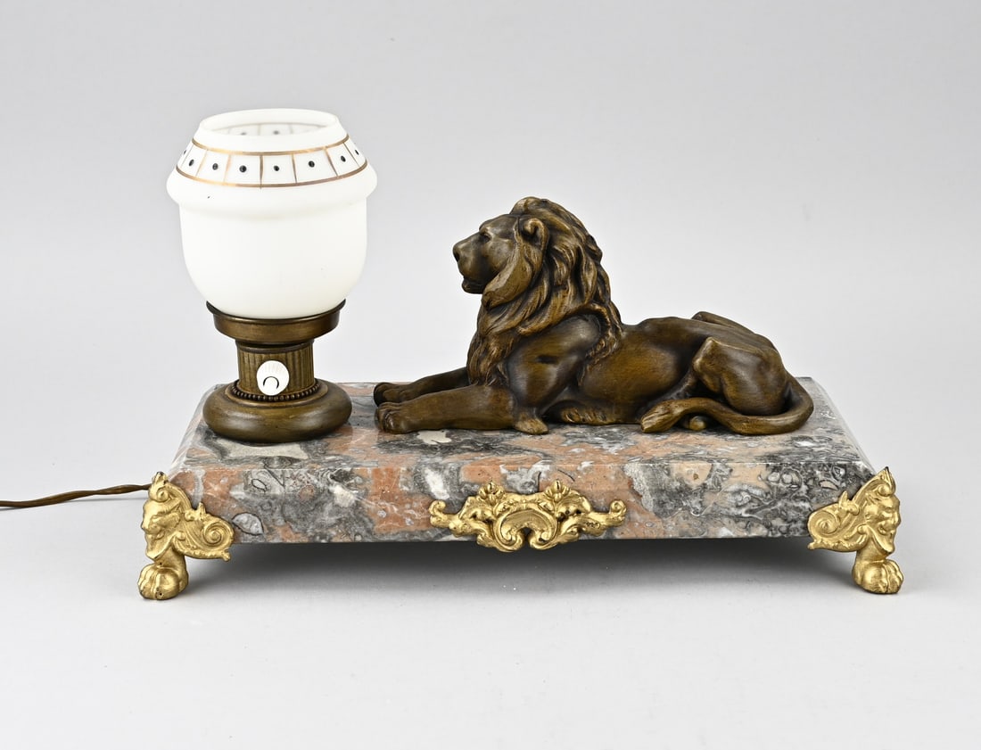 Table lamp, Lion: French table lamp with lion + marble. Circa 1930. Dimensions: 21 x 33 x 16 cm. In good condition.