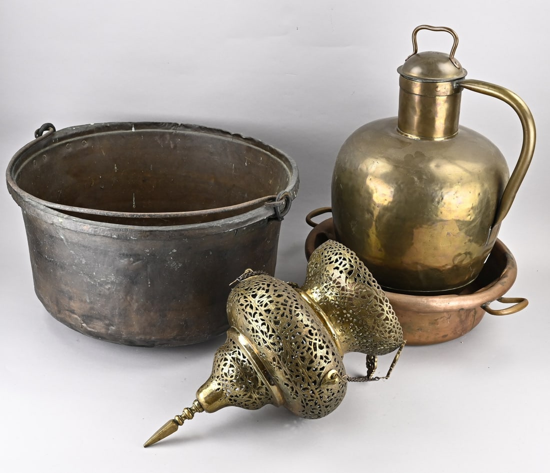 Lot of copperware (4x): Four parts of various antique copperware. Consisting of: incense burner, milk jug, cup and a handle container. Size: 44 - 52 cm. In good condition.