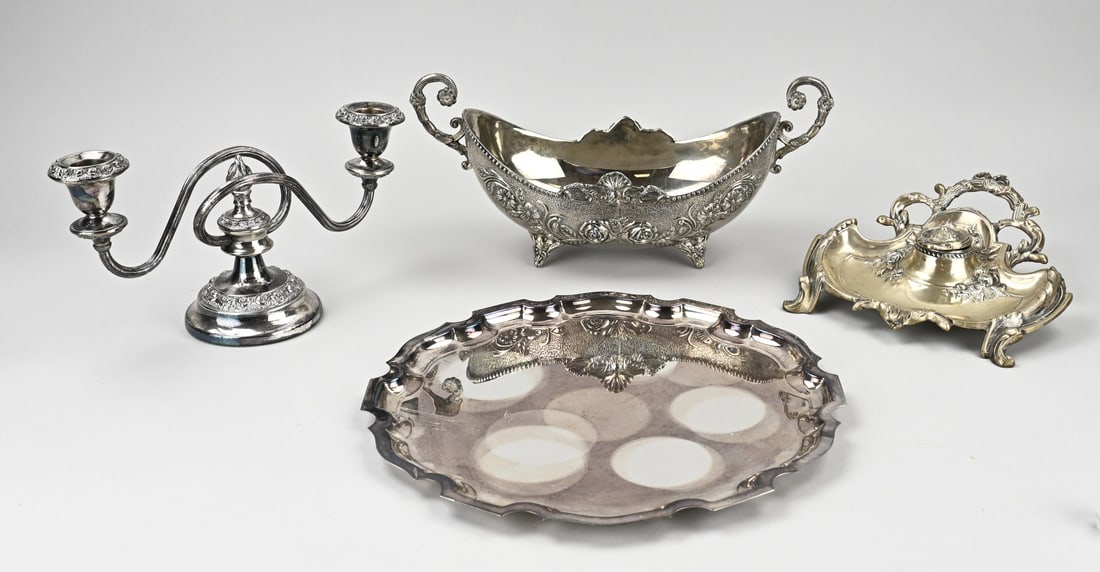 Miscellaneous lot (4x): Four pieces of old/antique plated. 20th century. Consisting of: inkwell, candlestick, bonbon dish, tablet. Dimensions: 20 x 33 cm. In good condition.