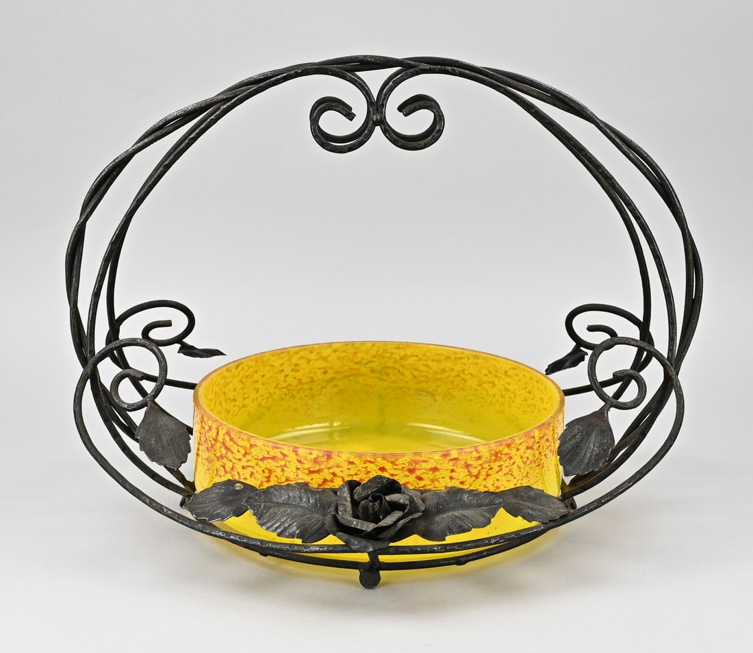 French fruit bowl, 1920: Art Deco wrought iron fruit bowl with glass bowl, by André Delatte, Nancy. Circa 1920. Dimensions: 33 x 44 x 37 cm. In good condition.