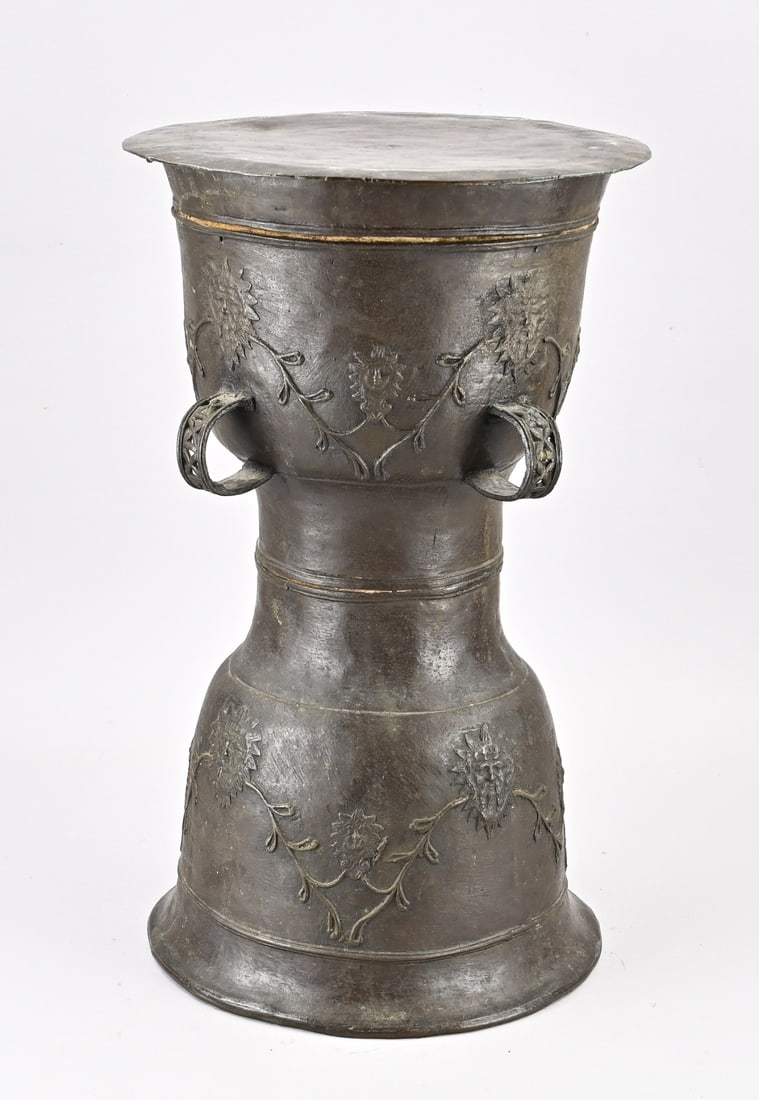 Bronze drum. 56 x 34 cm.: Old bronze drum from the Dutch East Indies. 20th century. Dimensions: 56 x 34 cm. In good condition.