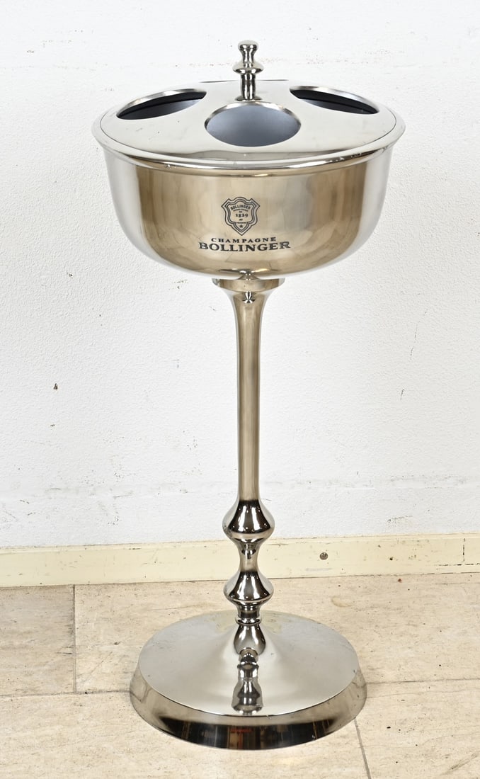 Champagne cooler: Standing, chrome-plated metal champagne cooler. Second half of the 20th century. Dimensions: H 74 x Ø 35.5 cm. In good condition.