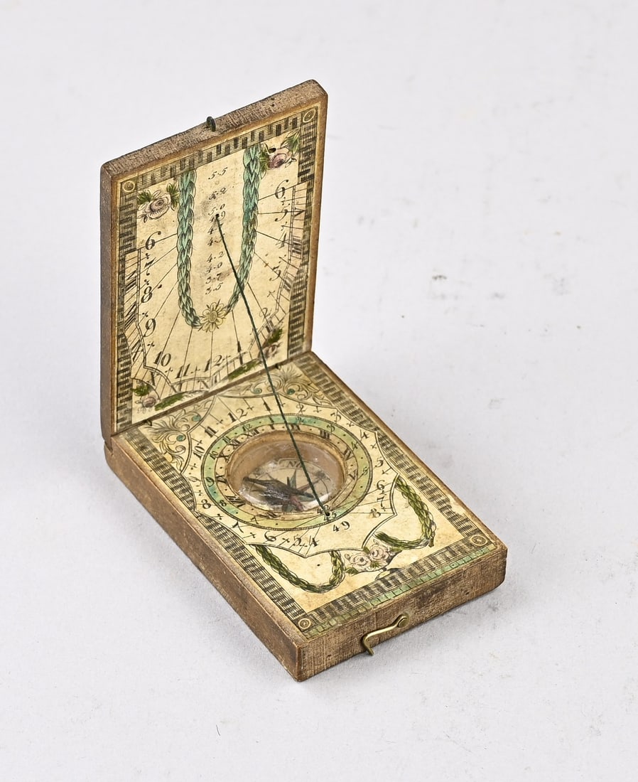 Antique sundial + compass: 18th-century sundial with compass. Dimensions: 9.5 x 9 x 1.8 cm. The pointer is loose. In fair/good condition.