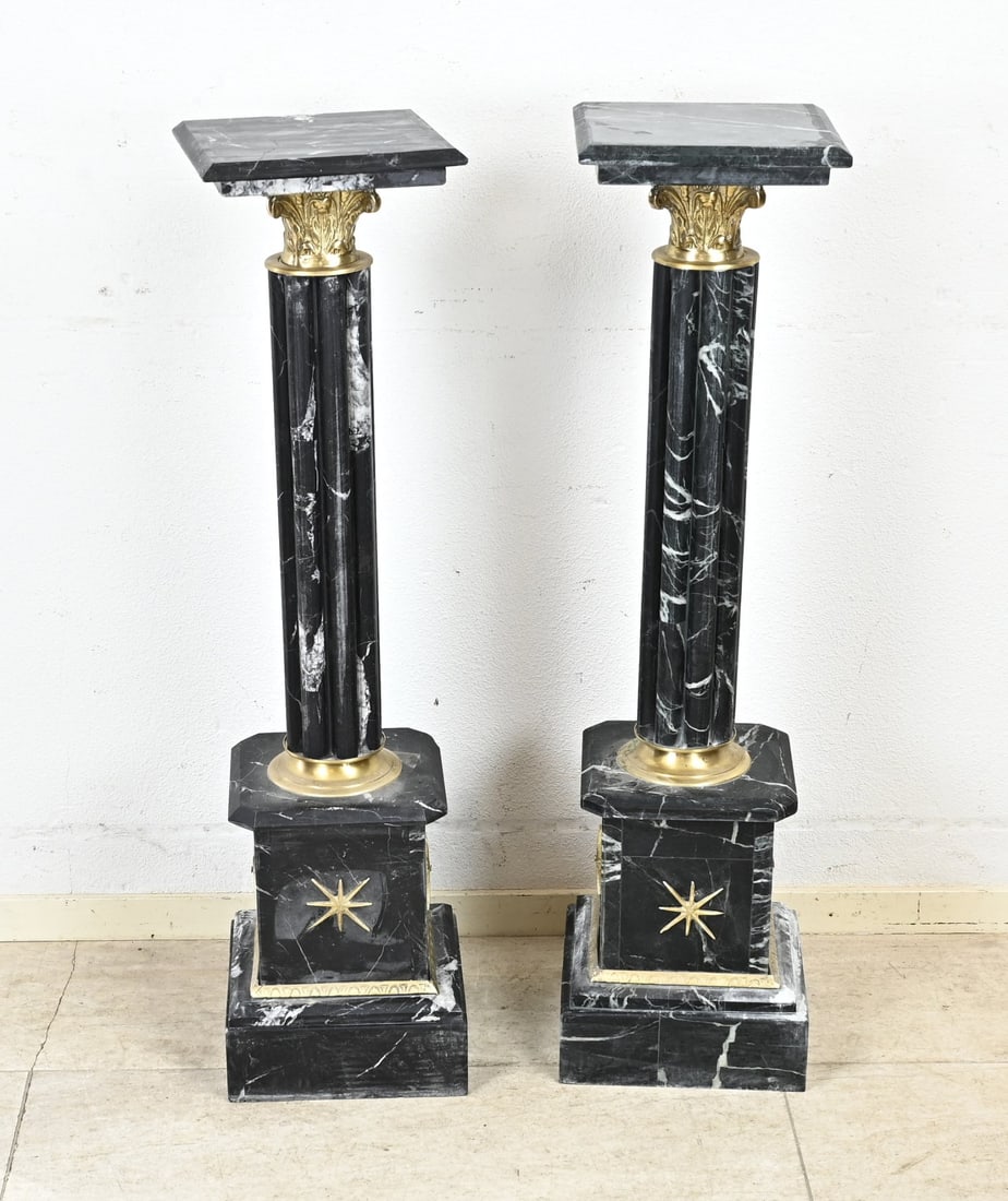 2x Marble column (green): Two green marble columns with bronze, based on antique examples. 20th century. Dimensions: 101 x 26 x 26 cm. In good condition.