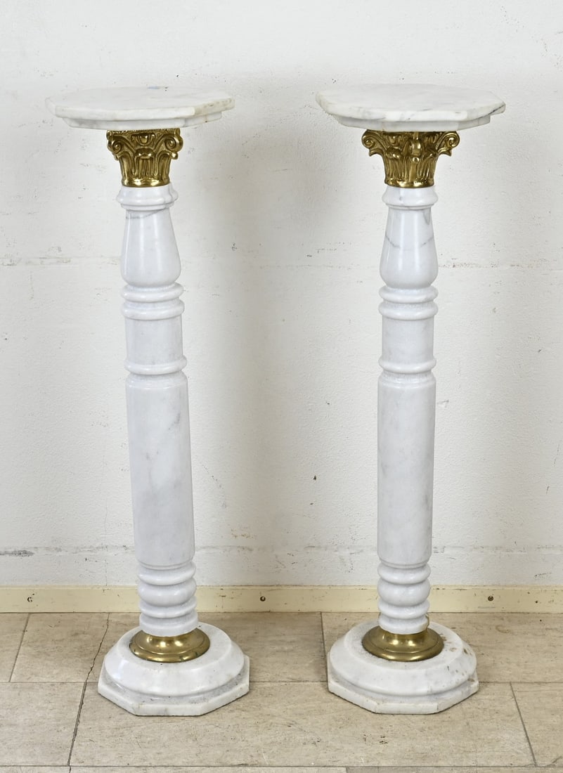 2x Marble column (white): Two Italian marble pedestals with octagonal base and top. 20th century. Dimensions: 108 x 30 x 30 cm. In good condition.