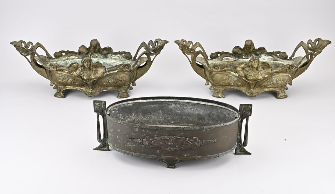 3x Gardener: Three diverse old/antique Art Nouveau jardinieres with zinc inner containers. 20th century. Dimensions: 40 x 47 cm. In good condition.