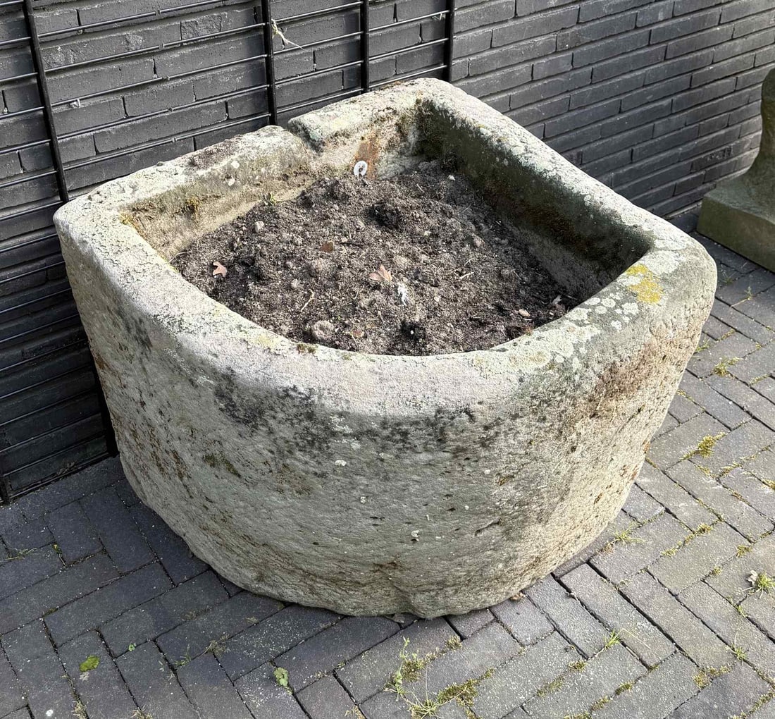 Large corner planter of Bentheimer sandstone *: Very large, handmade corner basin of Bentheimer sandstone. Circa 1850. Rare model. Dimensions: 73 x 75 x (h) 63 cm. In good condition. *Note: this item can be viewed at another location or collected