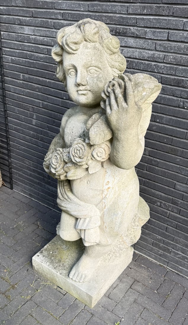 Large sculpture of Bentheimer sandstone, H 140 cm. *: Very large statue of Bentheimer sandstone. Figure with floral wreath. 20th century. Dimensions: H 140 cm. In good condition. *Note: this item can be viewed at another location or picked up after
