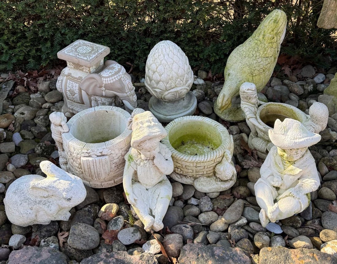 9x Garden statue (miscellaneous): Nice lot of 9 various garden statues, including 3 planters and a chicken, rabbit, elephant, and 2 children. All made of concrete or terracotta. Second half of the 20th century. Dimensions: 20-40 cm hi