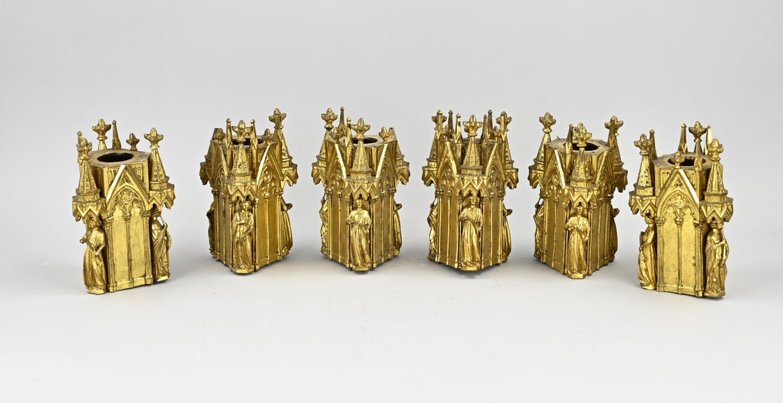 Lot of bronze ornaments: Lot of six gilded bronze Neo-Gothic ornaments. Parts of a candlestick? 19th century. Dimensions: 16.5 x 10.5 x 10.5 cm. In good condition.