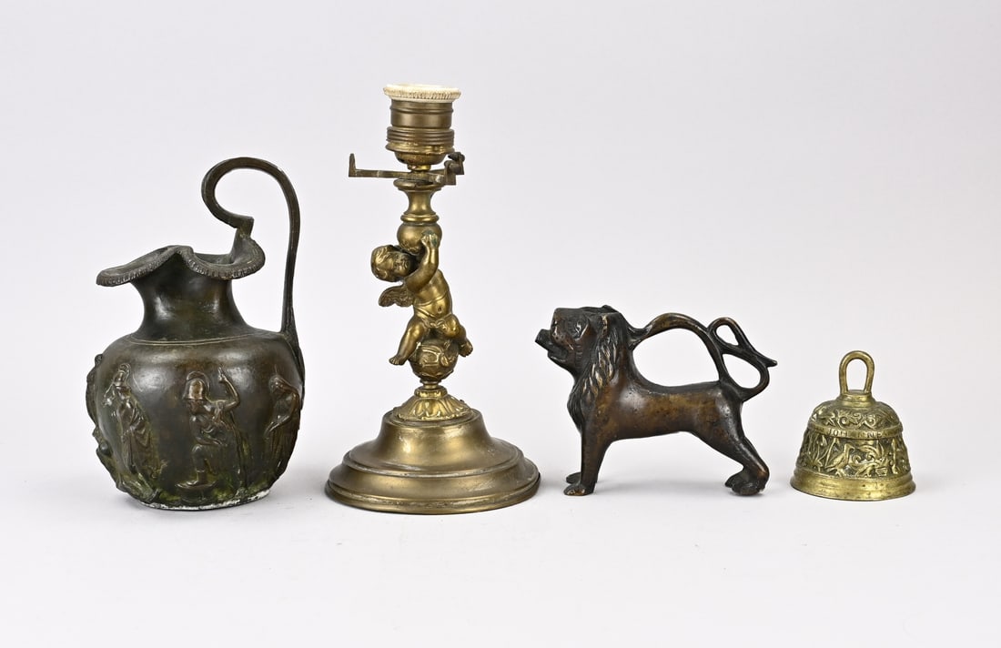4x Miscellaneous bronze/metal etc.: Four pieces of old/antique bronze/metal. Consisting of: pitcher, bronze bell, brass lamp base, bronze aguamanil. Dimensions: 9 - 24 cm. In good condition.